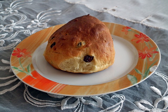 Bun Bread Raisins Food Delicious 