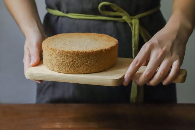 <a href="https://www.pexels.com/photo/person-holding-chopping-board-with-sponge-cake-1359330/" target="_blank" rel="noopener">Buenosia Carol</a> at Pexels