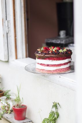 <a href="https://www.pexels.com/photo/naked-strawberry-cake-in-open-window-1889651/" target="_blank" rel="noopener">Dalila Dalprat</a> at Pexels
