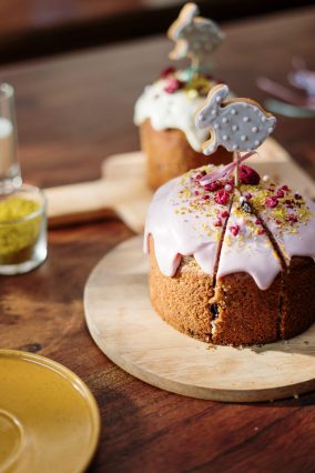 <a href="https://www.pexels.com/photo/easter-cake-with-bunny-topper-3992143/" target="_blank" rel="noopener">cottonbro</a> at Pexels