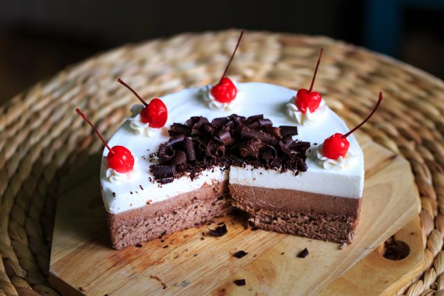 <a href="https://www.pexels.com/photo/photo-of-sliced-cake-2147834/" target="_blank" rel="noopener">Quang Nguyen Vinh</a> at Pexels