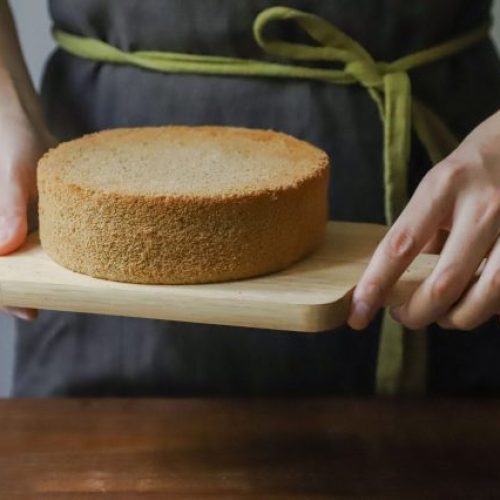 <a href="https://www.pexels.com/photo/person-holding-chopping-board-with-sponge-cake-1359330/" target="_blank" rel="noopener">Buenosia Carol</a> at Pexels