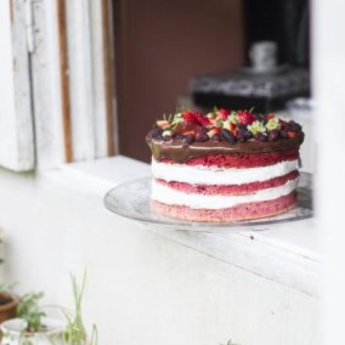 <a href="https://www.pexels.com/photo/naked-strawberry-cake-in-open-window-1889651/" target="_blank" rel="noopener">Dalila Dalprat</a> at Pexels