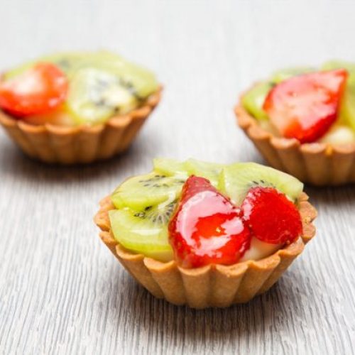 <a href="https://www.pexels.com/photo/close-up-photography-of-three-kiwi-topped-tarts-1157835/" target="_blank" rel="noopener">Nestor Cortez</a> at Pexels